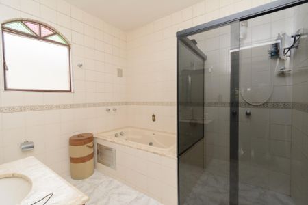 Casa à venda com 476m², 5 quartos e 3 vagasBanheiro da Suíte