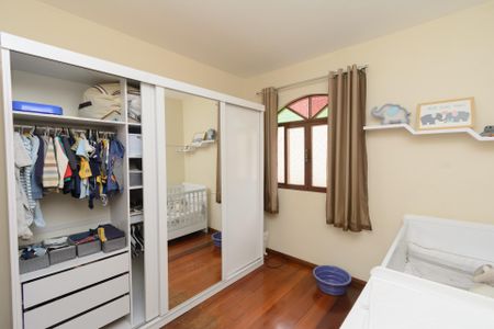 Casa à venda com 476m², 5 quartos e 3 vagasQuarto 2