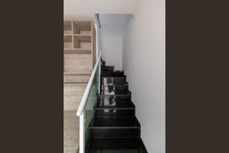 Casa de condomínio à venda com 84m², 3 quartos e 1 vagaEscada