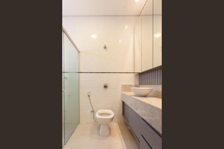 Casa à venda com 600m², 3 quartos e 5 vagasBanheiro da Suíte 1