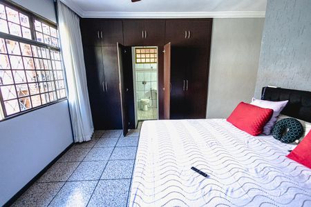 Casa para alugar com 315m², 4 quartos e 6 vagas Casa para alugar com 315m², 4 quartos e 6 vagasSuíte