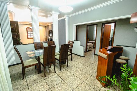 Casa para alugar com 315m², 4 quartos e 6 vagas Casa para alugar com 315m², 4 quartos e 6 vagasCopa