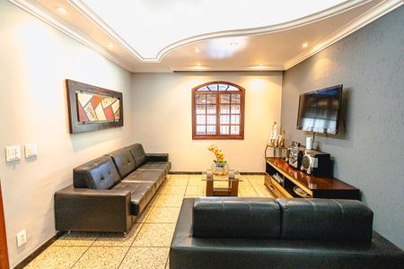 Casa para alugar com 315m², 4 quartos e 6 vagas Casa para alugar com 315m², 4 quartos e 6 vagasSala