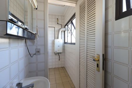 Apartamento à venda com 136m², 2 quartos e 3 vagasBanheiro de Serviço