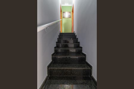 Casa de condomínio à venda com 68m², 2 quartos e 1 vaga Casa de condomínio à venda com 68m², 2 quartos e 1 vagaEscada