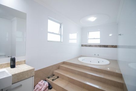 Casa à venda com 343m², 4 quartos e 3 vagasBanheiro da Suíte