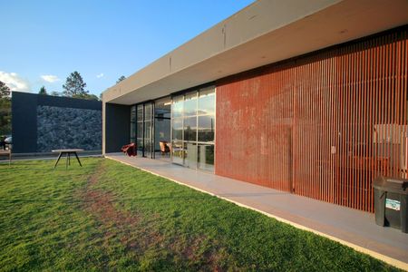 Casa de condomínio à venda com 500m², 3 quartos e 4 vagasFachada interna