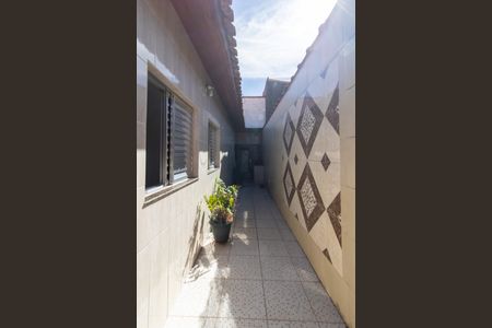 Casa à venda com 140m², 3 quartos e 2 vagas Casa à venda com 140m², 3 quartos e 2 vagasCorredor Lateral