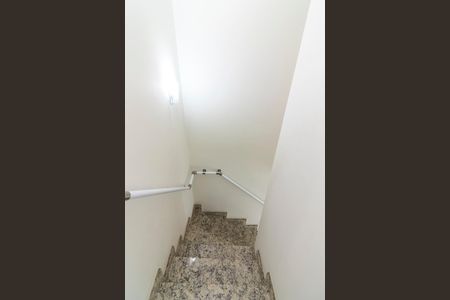 Casa de condomínio à venda com 80m², 2 quartos e 1 vagaEscada