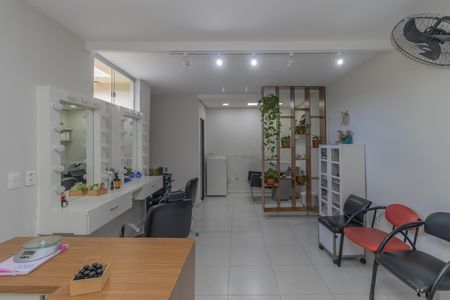 Casa à venda com 277m², 3 quartos e 3 vagas Casa à venda com 277m², 3 quartos e 3 vagasÁrea comum - Salão de beleza