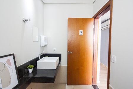 Casa para alugar com 155m², 5 quartos e 1 vaga Casa para alugar com 155m², 5 quartos e 1 vagaBanheiro Social 1