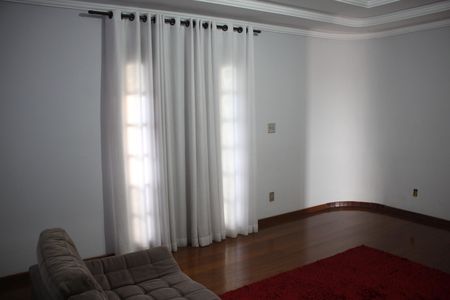 Casa à venda com 439m², 4 quartos e 4 vagasSala