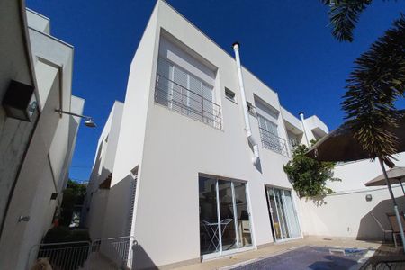 Casa de condomínio à venda com 260m², 4 quartos e 4 vagasFachada Fundos