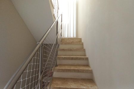 Casa de condomínio à venda com 260m², 4 quartos e 4 vagasEscada