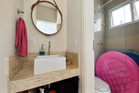 Casa de condomínio à venda com 260m², 4 quartos e 4 vagasBanheiro de serviço