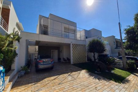 Casa de condomínio à venda com 260m², 4 quartos e 4 vagasFachada
