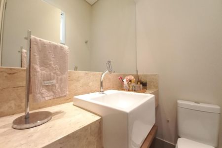 Casa de condomínio à venda com 260m², 4 quartos e 4 vagasLavabo