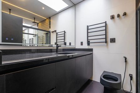 Casa à venda com 450m², 5 quartos e 4 vagasSuíte 1 -  Banheiro