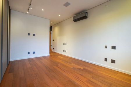 Casa à venda com 450m², 5 quartos e 4 vagasSuíte 4