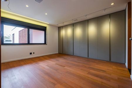 Casa à venda com 450m², 5 quartos e 4 vagasSuíte 2