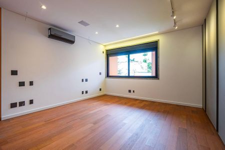 Casa à venda com 450m², 5 quartos e 4 vagasSuíte 2