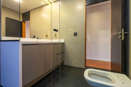 Casa à venda com 450m², 5 quartos e 4 vagasSuíte 4 - Banheiro