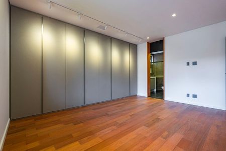 Casa à venda com 450m², 5 quartos e 4 vagasSuíte 2