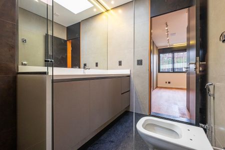 Casa à venda com 450m², 5 quartos e 4 vagasSuíte 5 - Banheiro