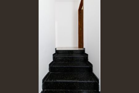 Casa para alugar com 134m², 3 quartos e 2 vagasEscada