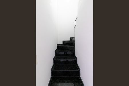 Casa para alugar com 134m², 3 quartos e 2 vagasEscada