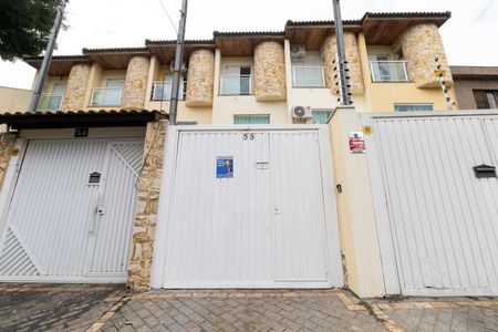 Casa para alugar com 134m², 3 quartos e 2 vagasFachada+Placa