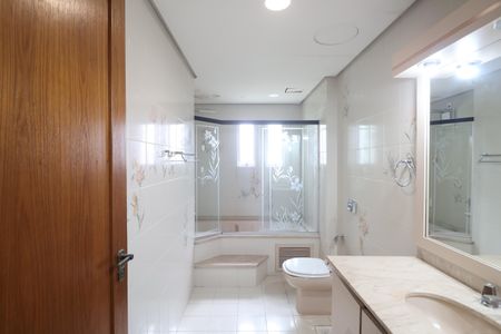 Apartamento à venda com 244m², 3 quartos e 2 vagasBanheiro da Suíte