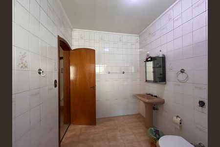 Casa à venda com 592m², 4 quartos e 6 vagasBanheiro da Suíte 2