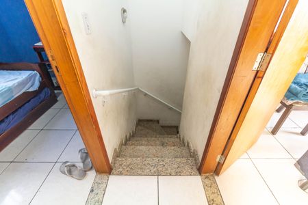 Casa de condomínio à venda com 105m², 2 quartos e 2 vagas Casa de condomínio à venda com 105m², 2 quartos e 2 vagasEscada