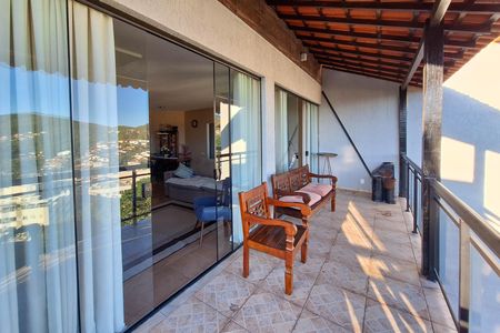 Casa para alugar com 220m², 2 quartos e 4 vagasSala