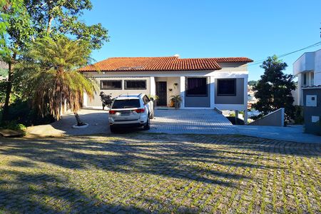 Casa para alugar com 220m², 2 quartos e 4 vagasFachada