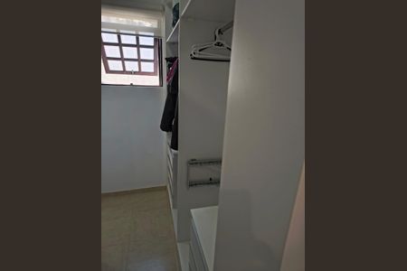 Casa de condomínio à venda com 188m², 3 quartos e 2 vagasCloset