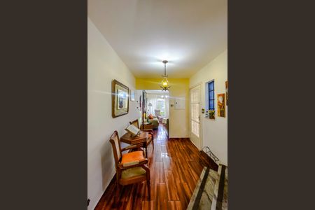 Casa à venda com 220m², 3 quartos e 2 vagasHall