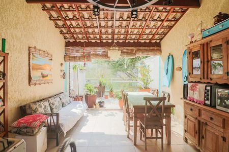 Casa à venda com 200m², 3 quartos e 1 vaga Casa à venda com 200m², 3 quartos e 1 vagaSala