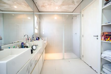 Apartamento à venda com 185m², 4 quartos e 4 vagasBanheiro da suíte 01