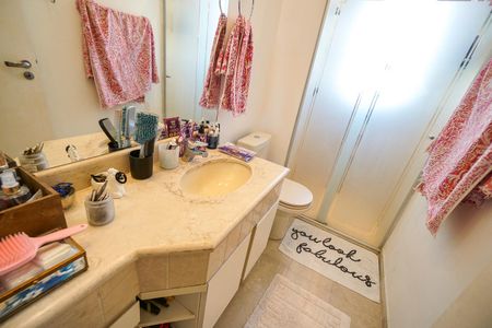 Apartamento à venda com 185m², 4 quartos e 4 vagasBanheiro da suíte 03