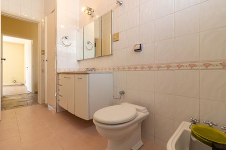 Casa à venda com 700m², 5 quartos e sem vaga Casa à venda com 700m², 5 quartos e sem vagaBanheiro