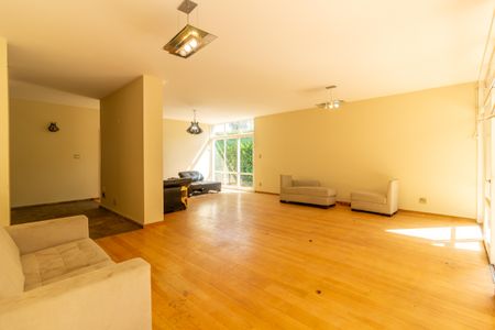 Casa à venda com 700m², 5 quartos e sem vaga Casa à venda com 700m², 5 quartos e sem vagaSala