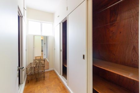 Casa à venda com 700m², 5 quartos e sem vaga Casa à venda com 700m², 5 quartos e sem vagaCloset da Suíte 1