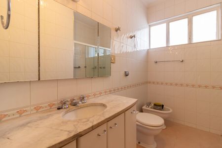 Casa à venda com 700m², 5 quartos e sem vaga Casa à venda com 700m², 5 quartos e sem vagaBanheiro