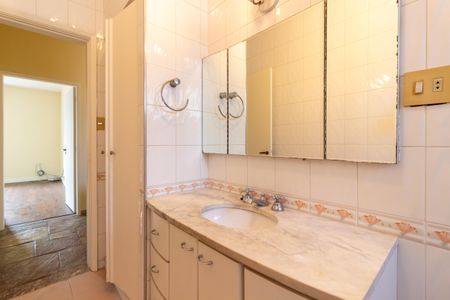 Casa à venda com 700m², 5 quartos e sem vaga Casa à venda com 700m², 5 quartos e sem vagaBanheiro