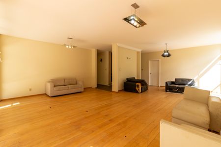 Casa à venda com 700m², 5 quartos e sem vaga Casa à venda com 700m², 5 quartos e sem vagaSala