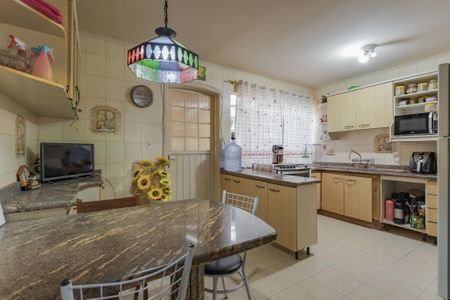 Casa à venda com 200m², 4 quartos e 2 vagas Casa à venda com 200m², 4 quartos e 2 vagasCozinha