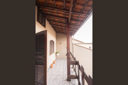 Casa à venda com 147m², 6 quartos e 1 vaga Casa à venda com 147m², 6 quartos e 1 vagaVaranda