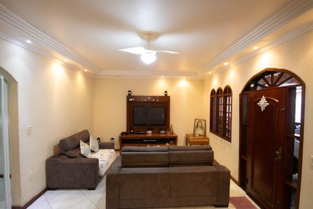 Casa à venda com 147m², 6 quartos e 1 vaga Casa à venda com 147m², 6 quartos e 1 vagaSala